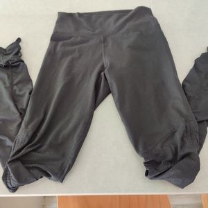 Black Fabletics yoga pants